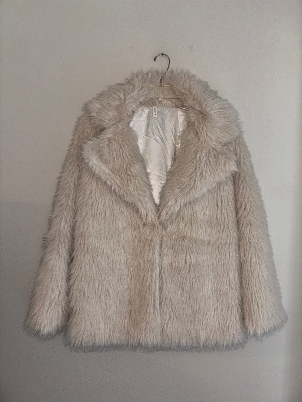 Simplee Cream Color Faux Fur Coat Size‎ Medium